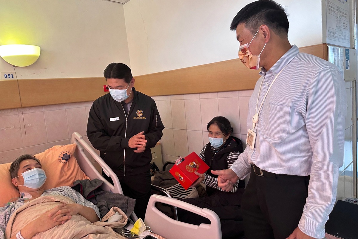 榮服處春節前夕關懷送暖   慰問台中榮總住院榮民